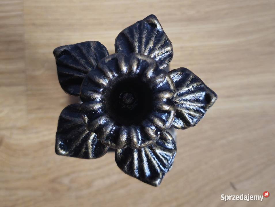 Ozdobny świecznik metalowy Piła