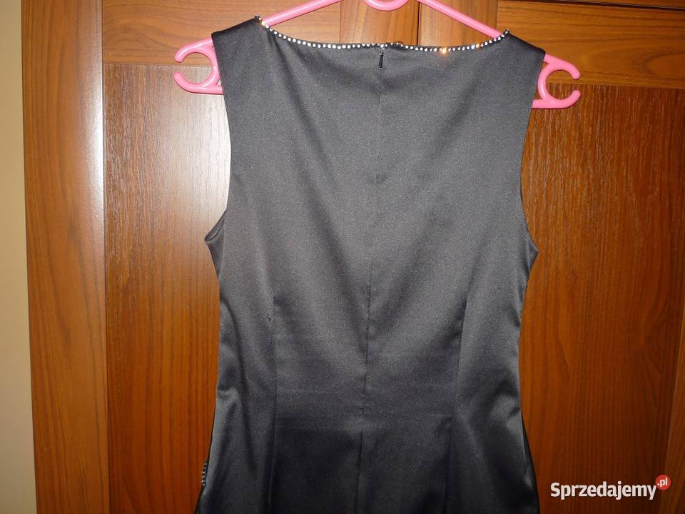 czarna sukienka ozdobiona cekinami pomorskie