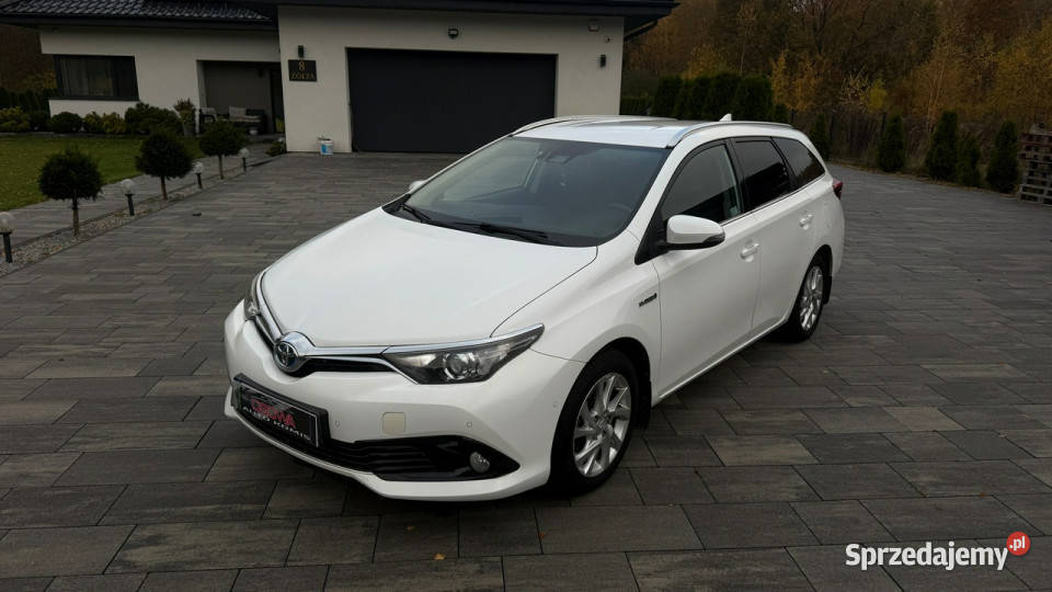 Toyota Auris 18 hybrid ledy Navi asystenci Sewis światła LED