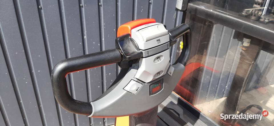 Paletowy wózek elektryk z masztem mała Celiny