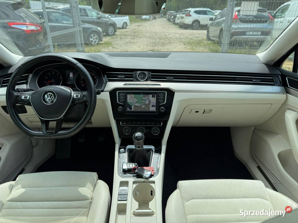 Volkswagen Passat 150 Highline Navi Panorama PDC światła do jazdy dziennej sprzedam