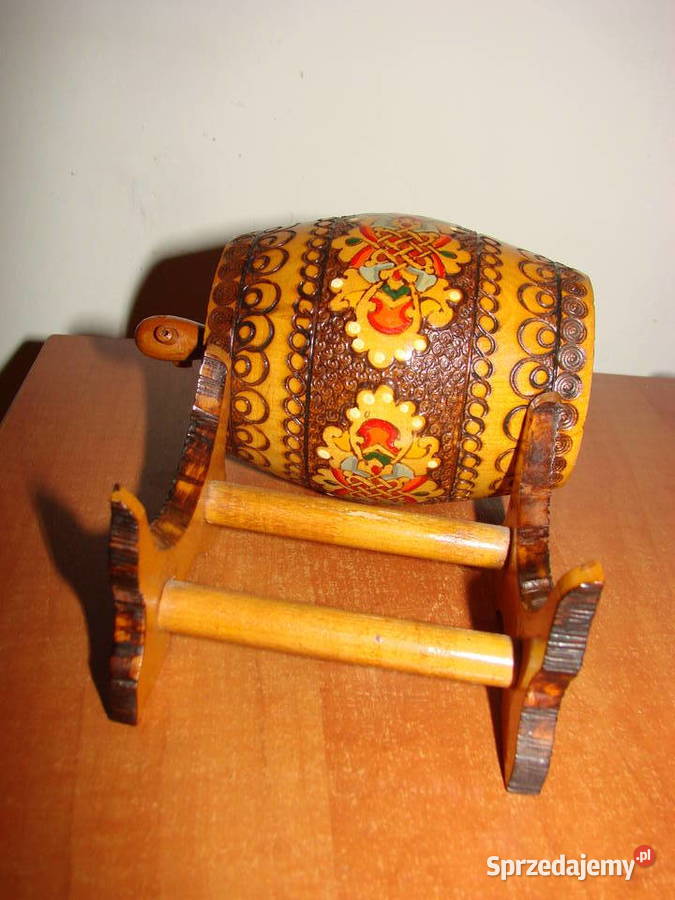 mała drewniana beczułka dekoracyjna