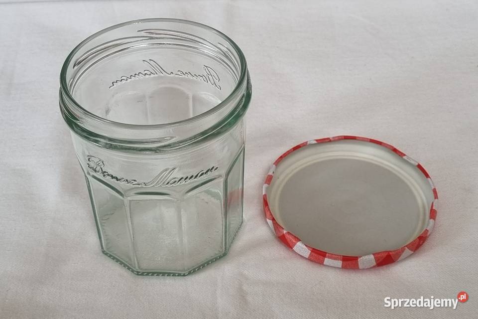 Szklane słoiki z kolorowymi pokrywkami w kratkę