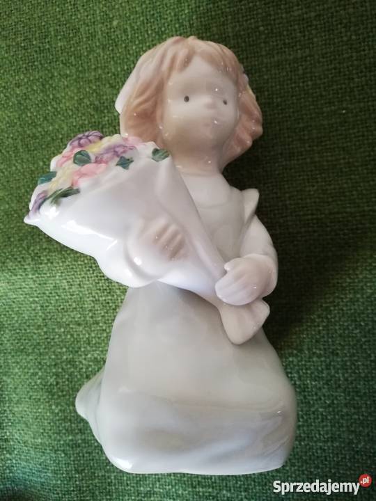 Figurka klęcząca dziewczynka z bukietem Porcelana i szkło Ropa