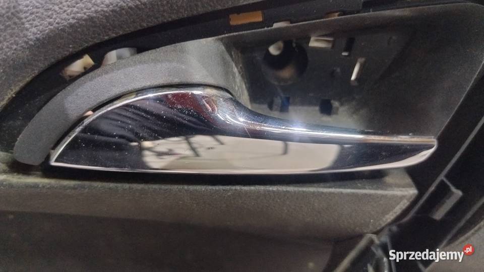 Klamka drzwi wewnętrzna Opel Astra J Rok produkcji 2011 Gniezno