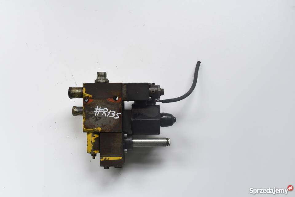 Kostka zawór rozdzielacz hydrauliczny R135 Części do maszyn budowlanych sprzedam