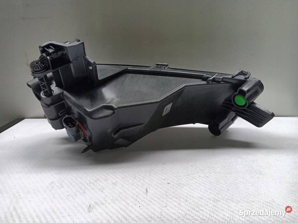 HALOGEN PRAWY VW TOURAN II 5TA941662 osobowe