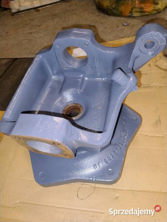 Zwrotnica prawa z piastą Massey Ferguson 3050 Prabuty