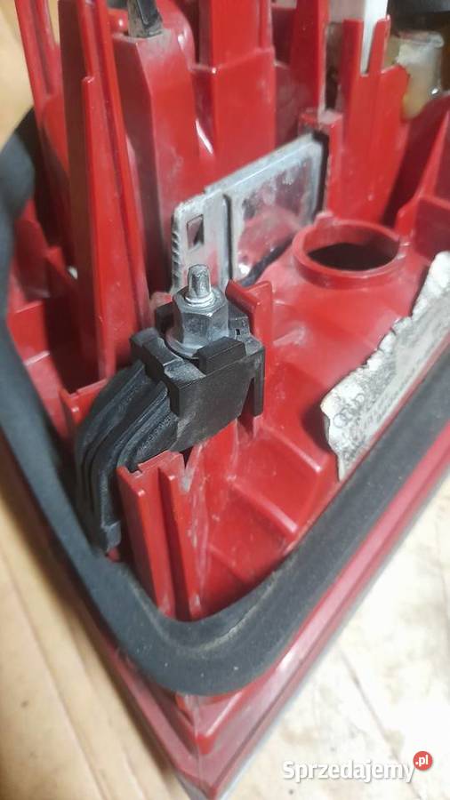 Lampa lewa klapy oprawka mocowanie audi a6 c6 Karpacz