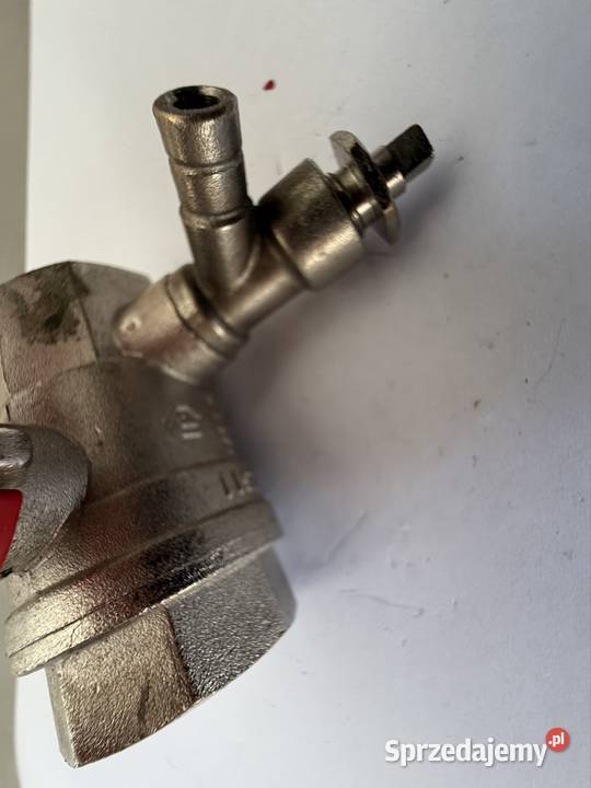 Dwa zawory kulowe 34 ze spustem Radom