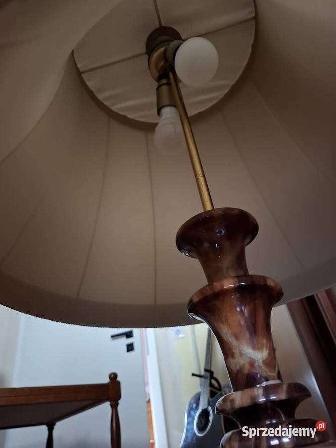 Elegancka lampa stojąca w klasycznym stylu Staniew
