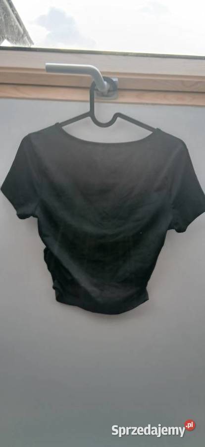 Czarny top z dużym dekoltem dopasowany czarny kujawsko-pomorskie