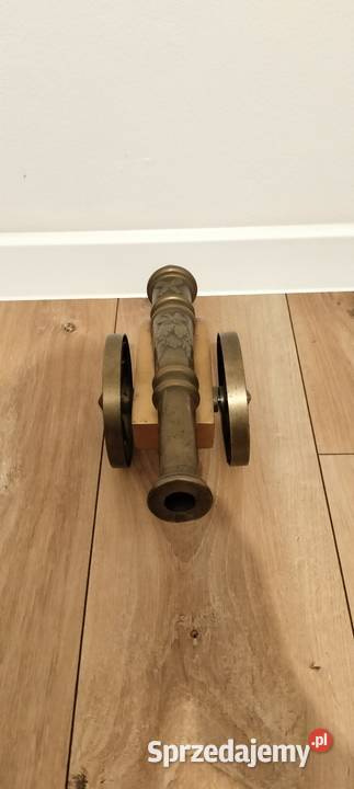 Mosiężna stara armata