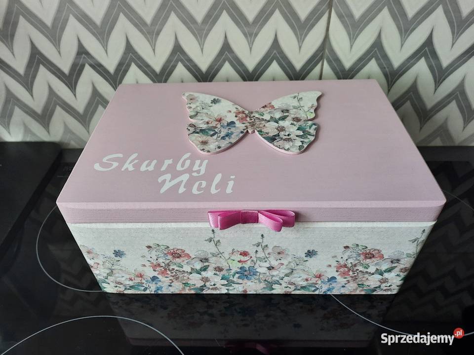 Kuferek kwiatowy z motylem różowy z imieniem Dekoracje i ozdoby