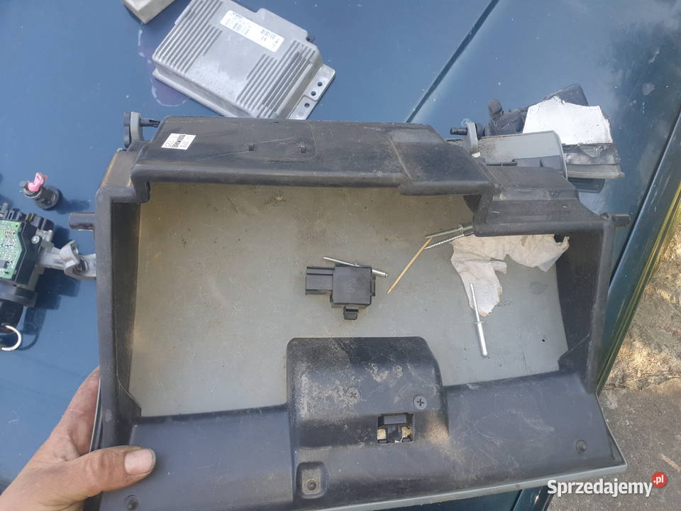 Schowek przed pasażerem pasażera Nissan Micra