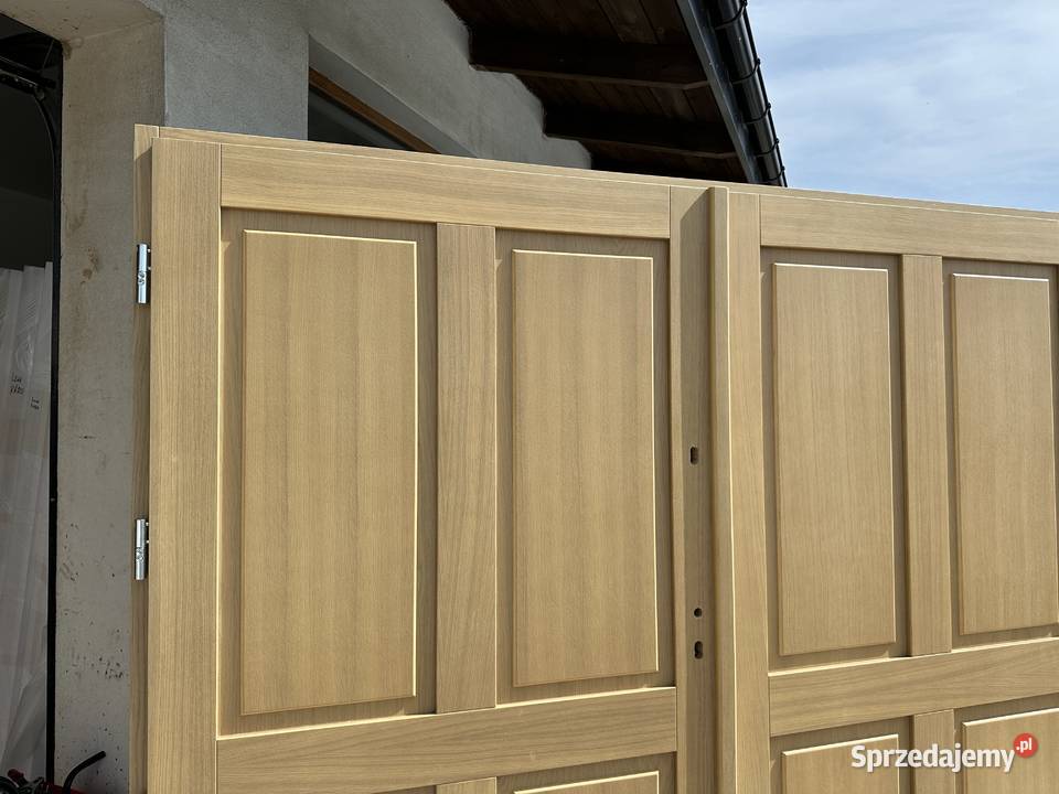 Brama drewniana RĘKI garażowa dębowa kolor Budowa
