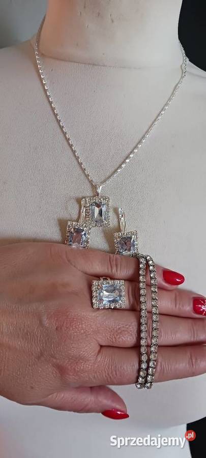 Komplet biżuterii w kolorze srebra