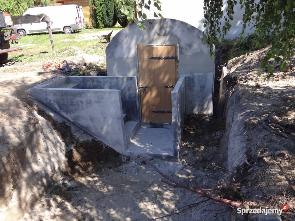 Schody betonowe do piwnicy betonowej kotłowni