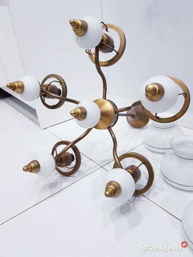 Stary mosiężny żyrandol z prlu rustykalny