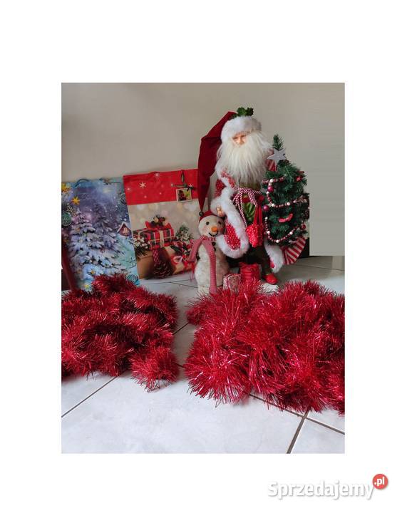 długi czerwony błyszczący łańcuch choinkowy na Boże Narodzenie