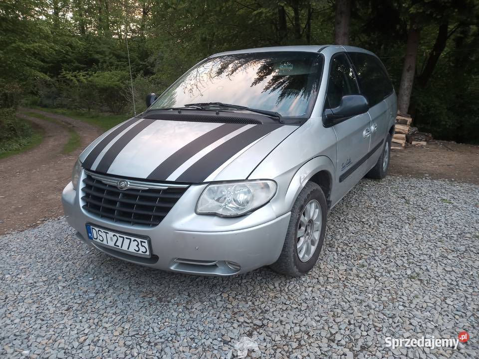 Chrysler TownCountry bg 2005