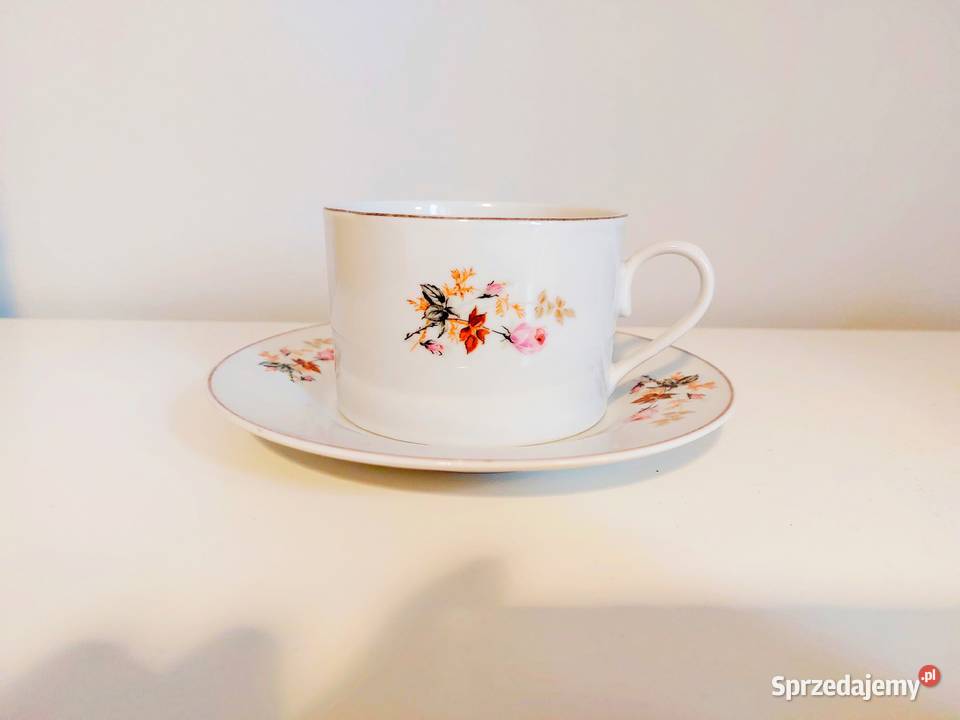 biała filiżanka z talerzykiem vintage retro