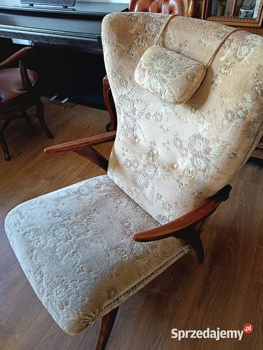 Stary fotel uszak w stanie wygodny