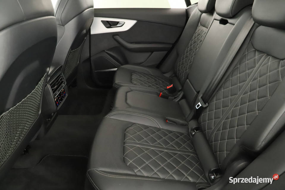 Audi Q8 50 TDI czerwony