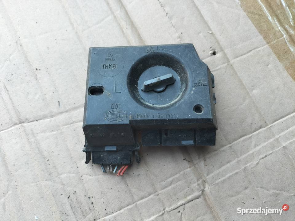 AUDI 80 B4 WKŁAD GNIAZDO ŻARÓWEK LAMPY LEWY TYŁ Pozostałe Kamień-Kolonia