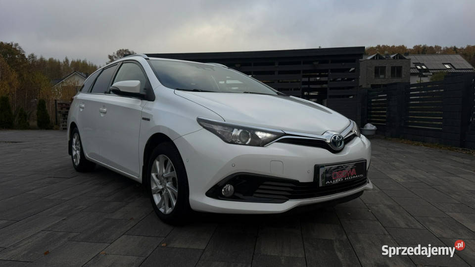 Toyota Auris 18 hybrid ledy Navi asystenci Sewis pomorskie Gdańsk