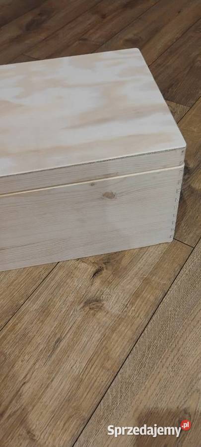 Duża drewniana skrzynka