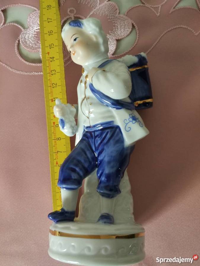 Figurka z porcelanychłopiec z winogronami Ropa