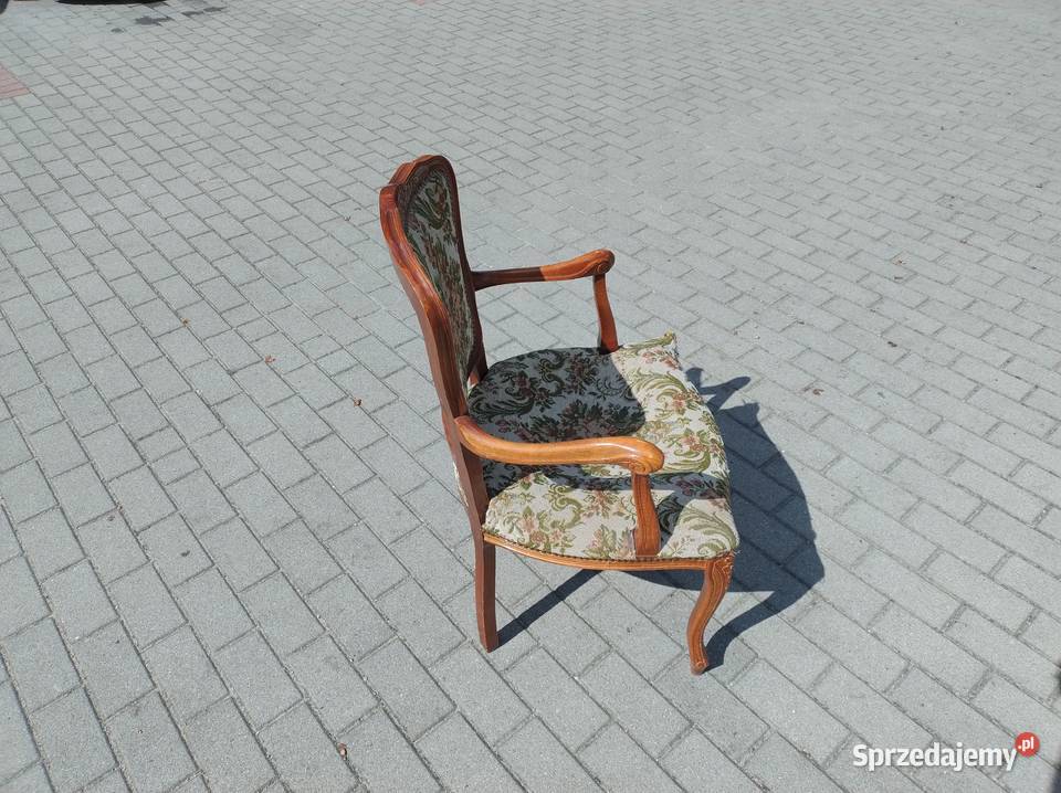 Stary stylowy ładnie zdobiony fotel w stylu Gdynia