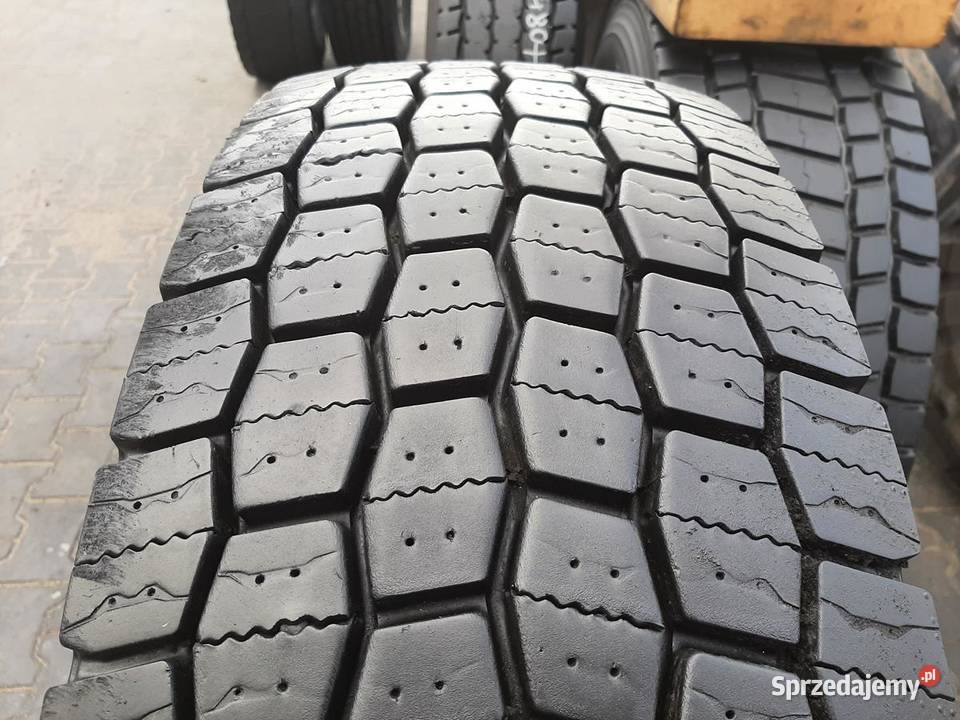 Opona używana ciężarowa 31580R225 MICHELIN 700 Zaścianki
