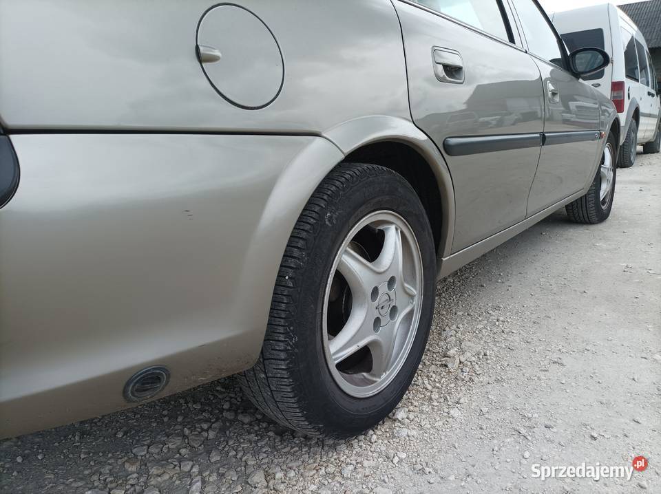 Opel Vectra B 16 bg Sedan bez rdzy dwa komplety kupiony w Polsce Vectra Krzepice