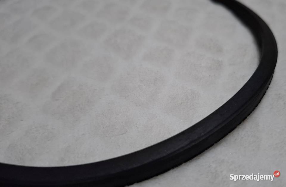 Uszczelka rantu zewnętrznego osłony silnika do