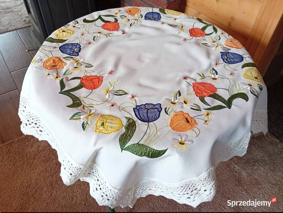 Obrus z haftem tulipany I szeroką koronką biały sprzedam