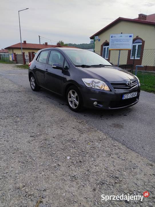 Toyota Auris niski przebieg automatyczna 1598cm3 Auris Dynów sprzedam