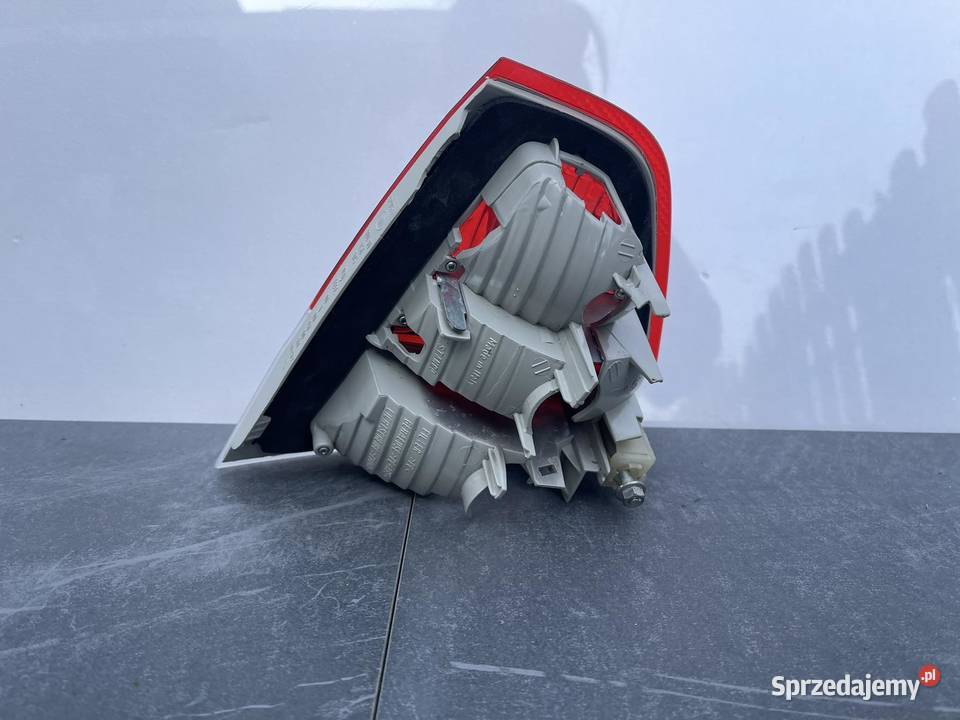 BMW E90 LEWA LAMPA TYŁ W KLAPĘ Ostroróg
