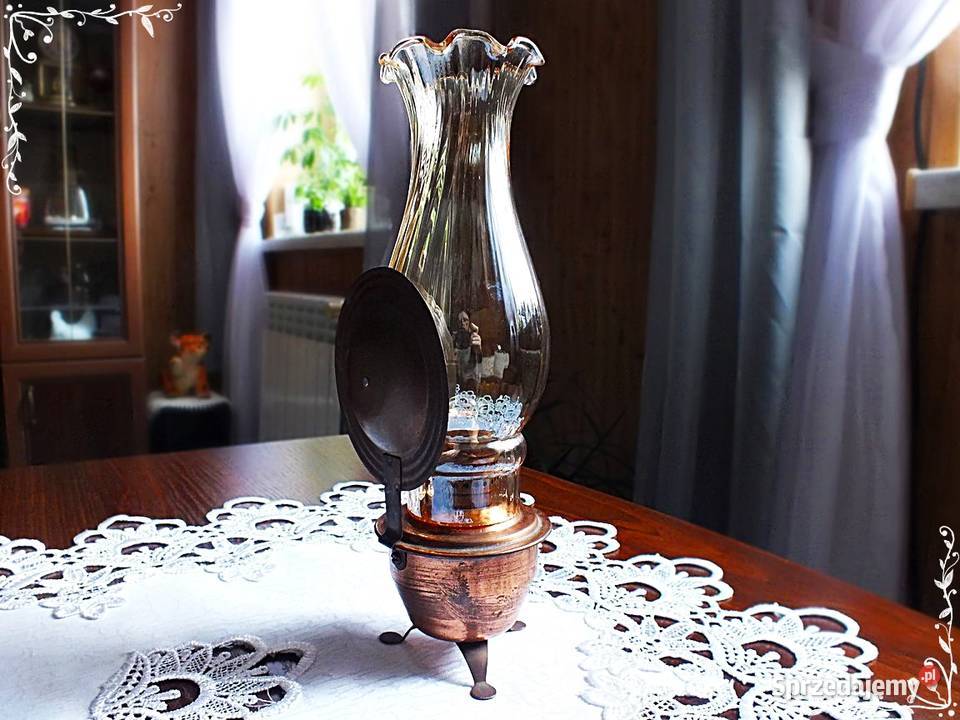 Stara mała lampka ala naftowa z malutką żarówką