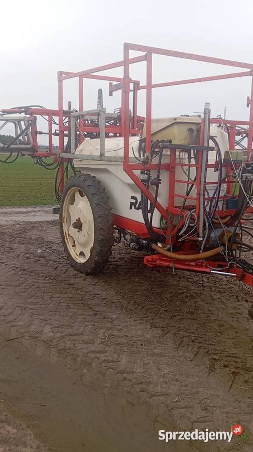 Opryskiwacz ciągany RAU 24 m 2700 litrów łódzkie