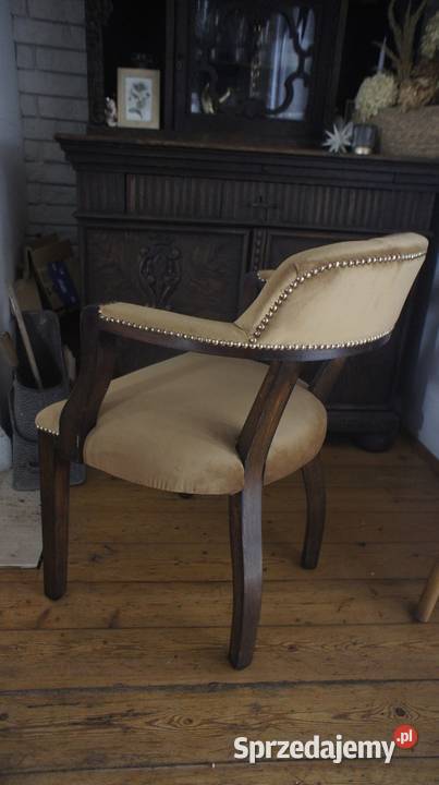 Stylowy fotel vintage renowacji idealny do Lusówko