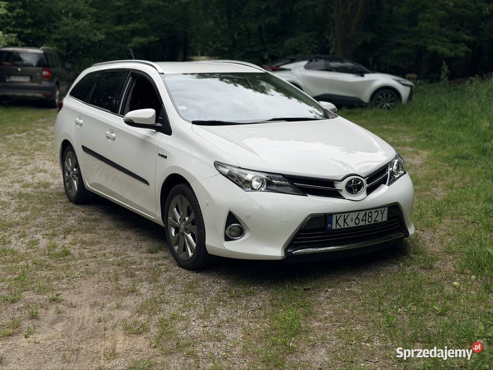 Toyota Auris Touring Sports 18 Hybrid 2014 nieuszkodzony Auris Kraków sprzedam