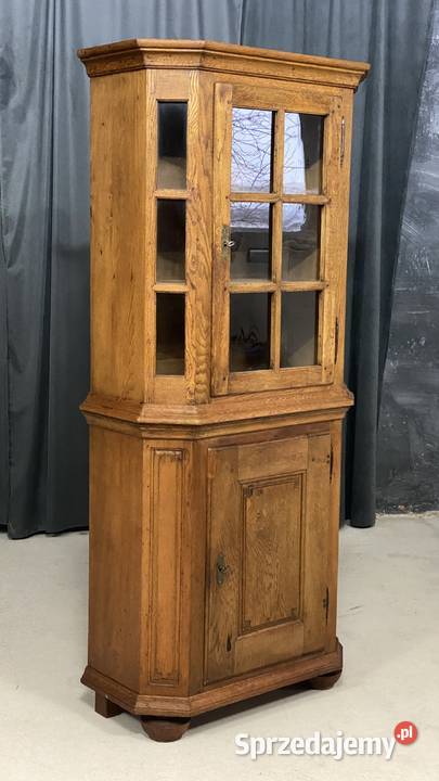 Klasyczna wąska witryna dębowa w rustykalnym Budno