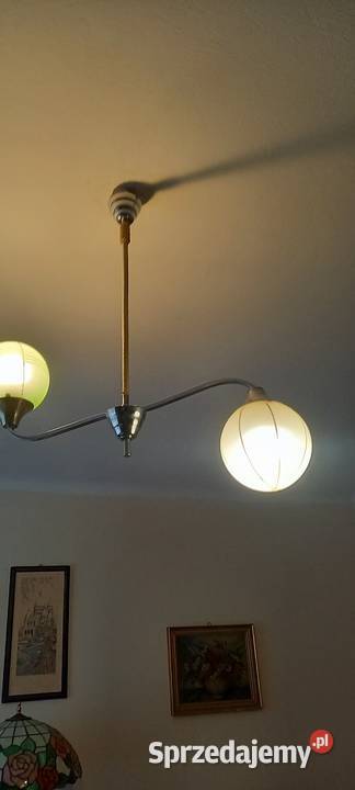 Dwuramienny żyrandol z kloszami w stylu Art Deco