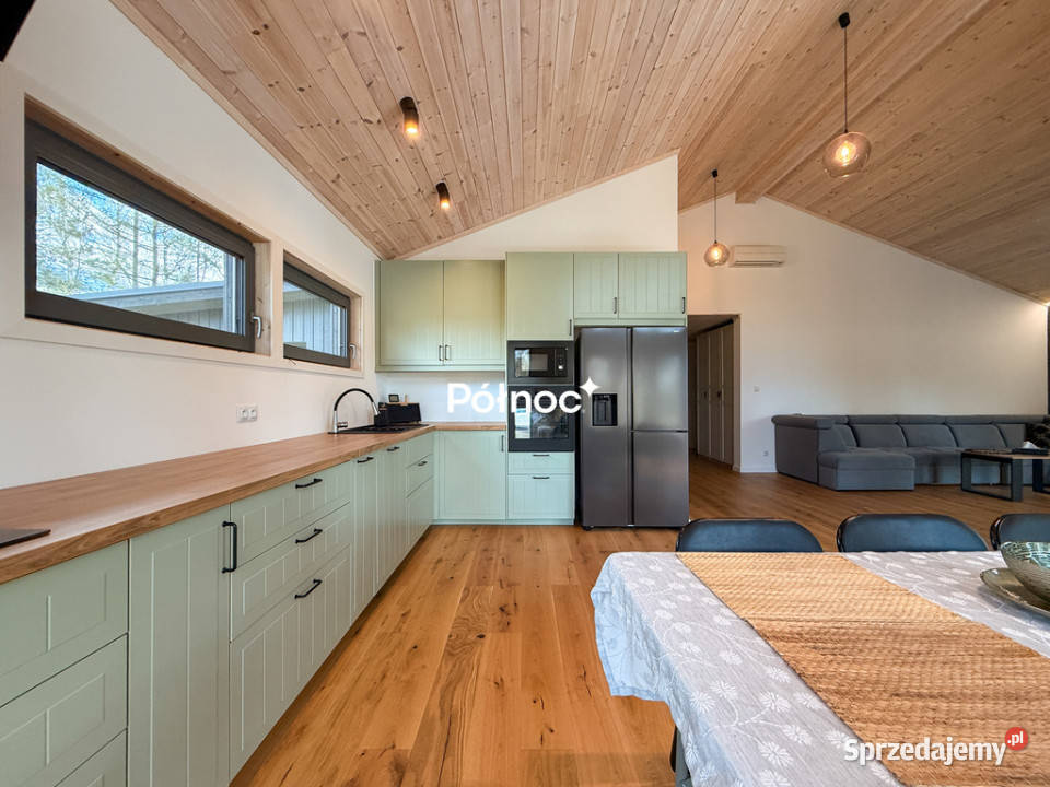 Skandynawski piękny dom wśród drzew Staw