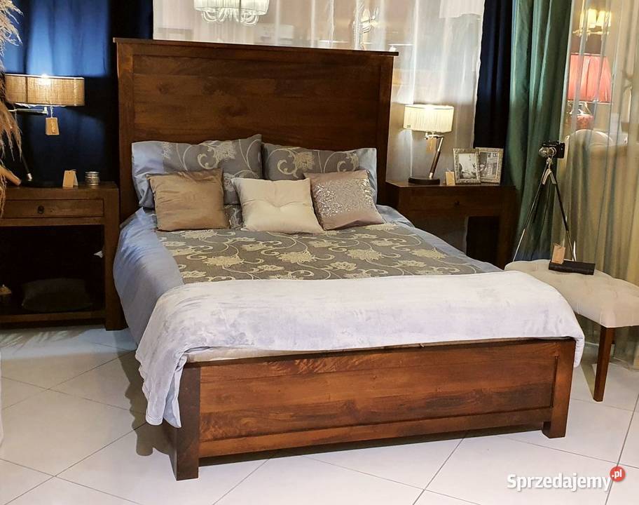 Brązowe drewniane łóżko 160x200