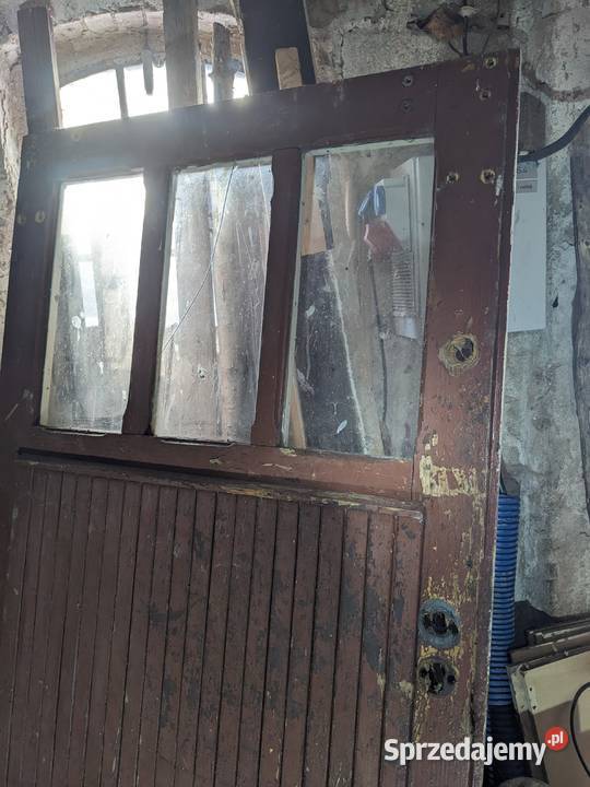 Stare drewniane drzwi do renowacji Żydowo