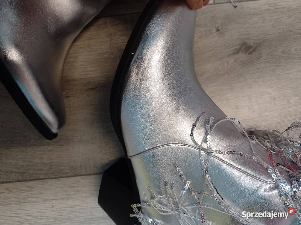 42 Srebrne bogato zdobione frędzlami Kozaki szary/srebrny Kraków