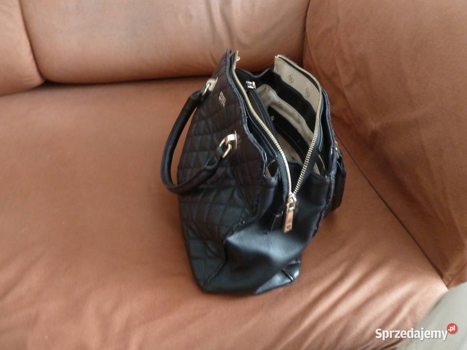 Czarna torebka damska firmy Guess